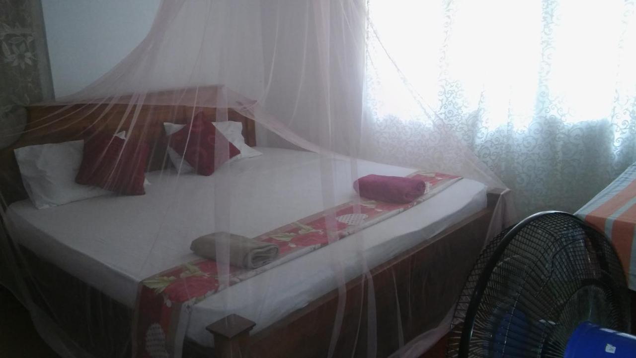 Thevindu Guest & Redmud Resturent Banduramulla Ngoại thất bức ảnh